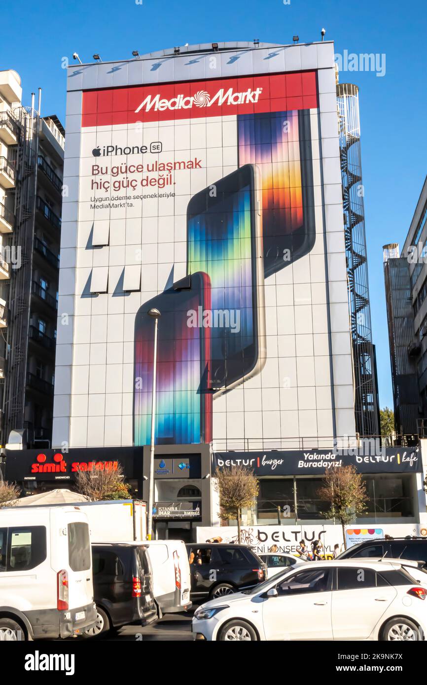 Gigantesque énorme nouvelle publicité iPhone se sur le mur, vendu au détaillant Medimarkt. Istanbul, Turquie, Europe Banque D'Images