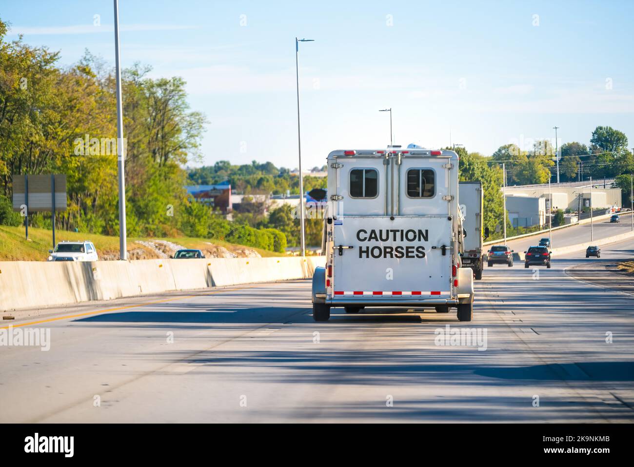 Transporter une remorque sur camion transport de chevaux bétail sur route à proximité de Charleston, Virginie-Occidentale avec un panneau de mise en garde Banque D'Images