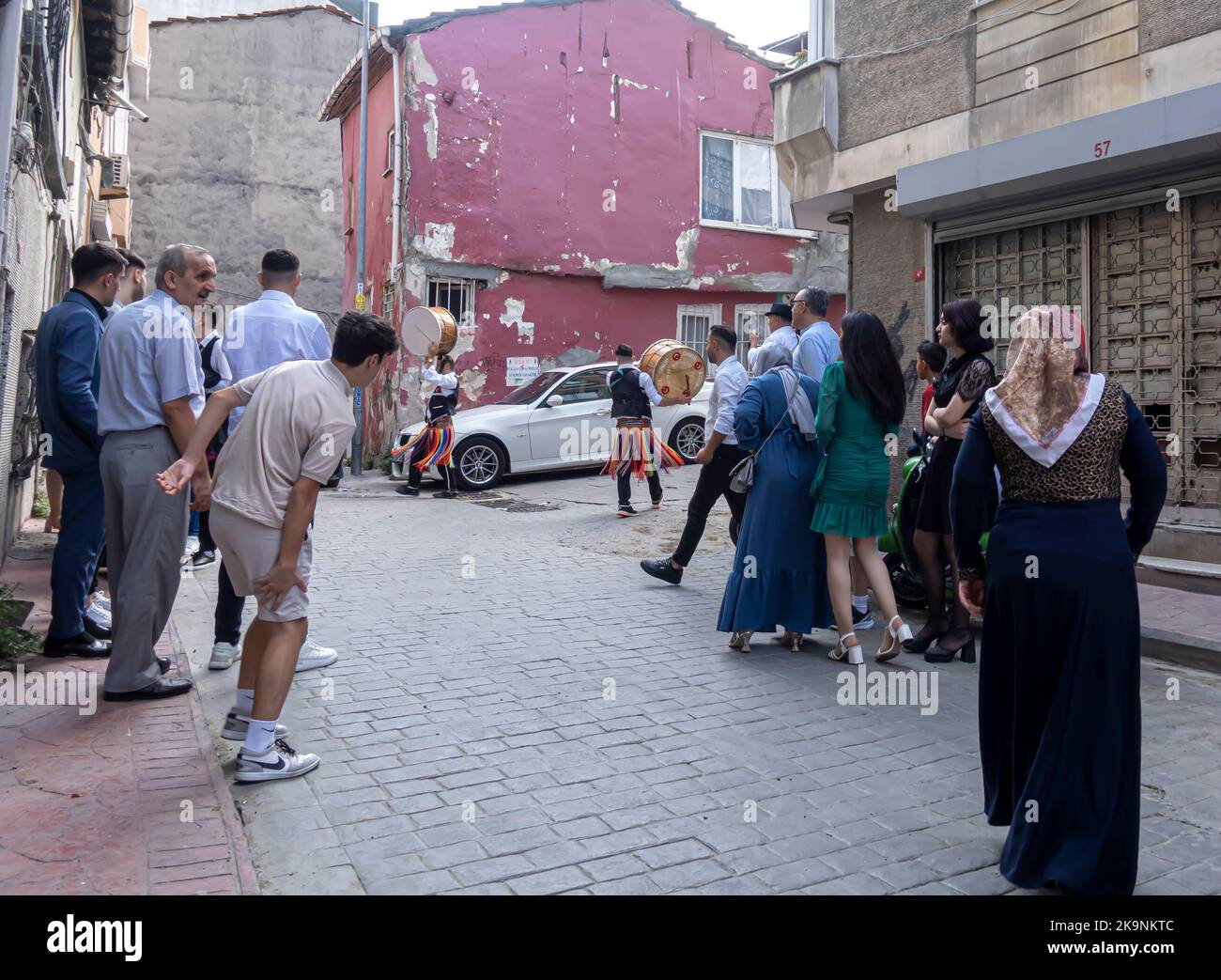 Cérémonie de mariage en plein air avec la famille et les musiciens. Beyouglu, Istanbul, Turquie Banque D'Images