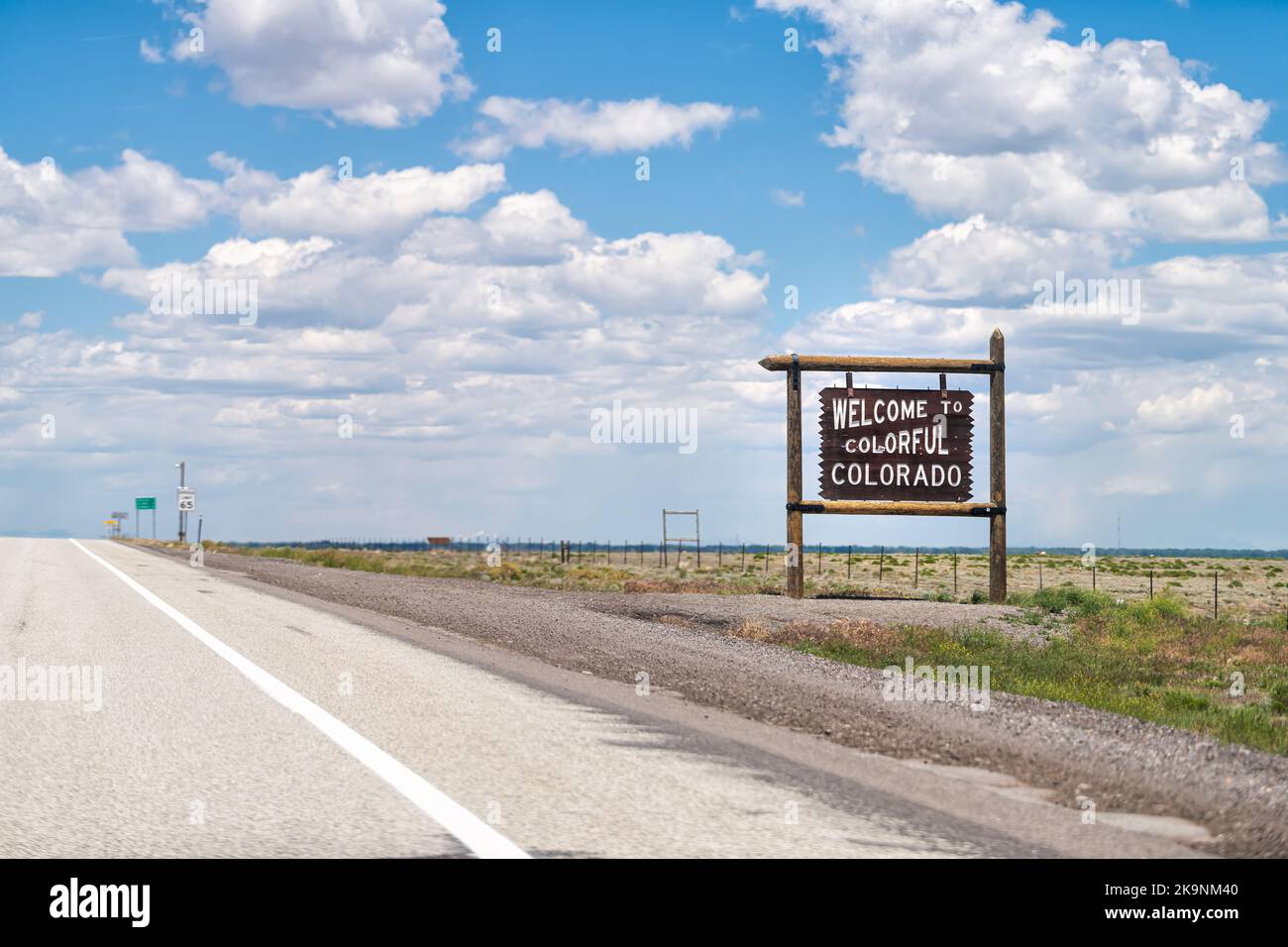 Bienvenue au panneau en bois du Colorado coloré de la route 285 avec la frontière de l'état par le Nouveau-Mexique en été dans la ville d'Antonito Banque D'Images