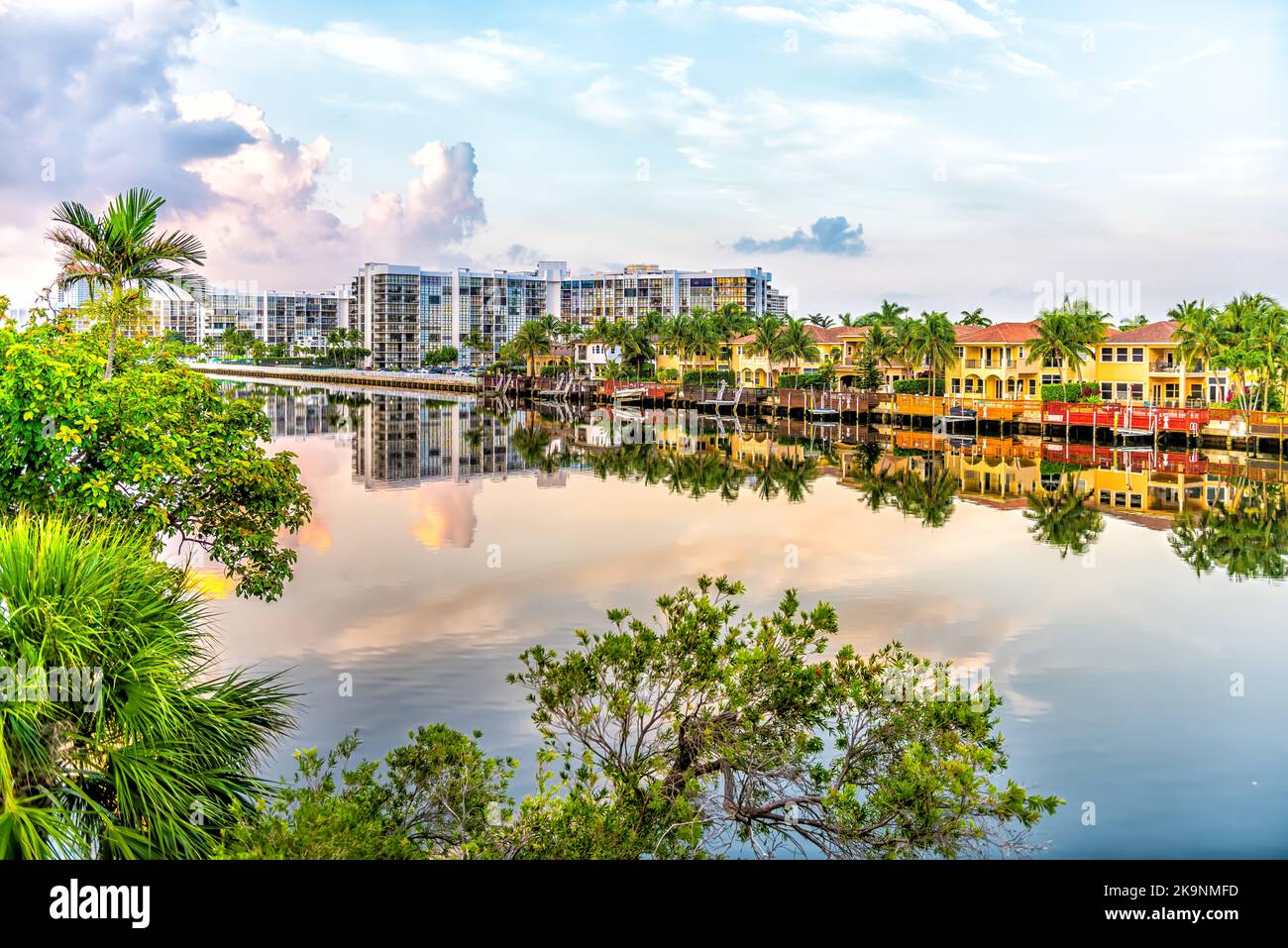 Plage de Hollywood à Miami, Floride avec canal d'eau Intracoastal rivière Stranahan, vue sur la propriété en front de mer maisons modernes de villas maisons au coucher du soleil Banque D'Images
