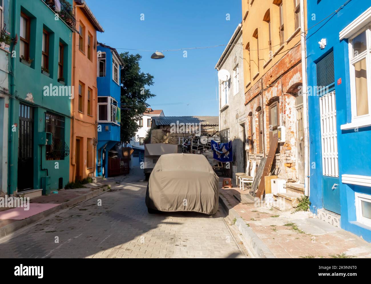 Maisons colorées dans le quartier historique de Fener/Balat, Istanbul, Turquie. Feneer bâtiments colorés. Voiture garée à capuchon. Banque D'Images