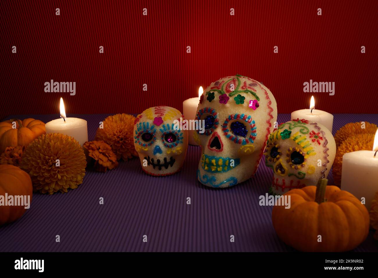 Dia de los muertos - jour des morts crâne de sucre avec bougies, et cempasuchil fleurs décoration d'autel. Banque D'Images