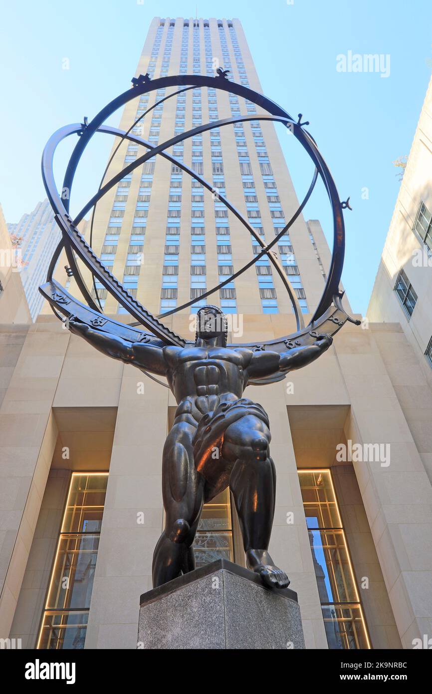 Statue de l'Atlas tenant le monde sur le côté du Rockefeller Center Banque D'Images