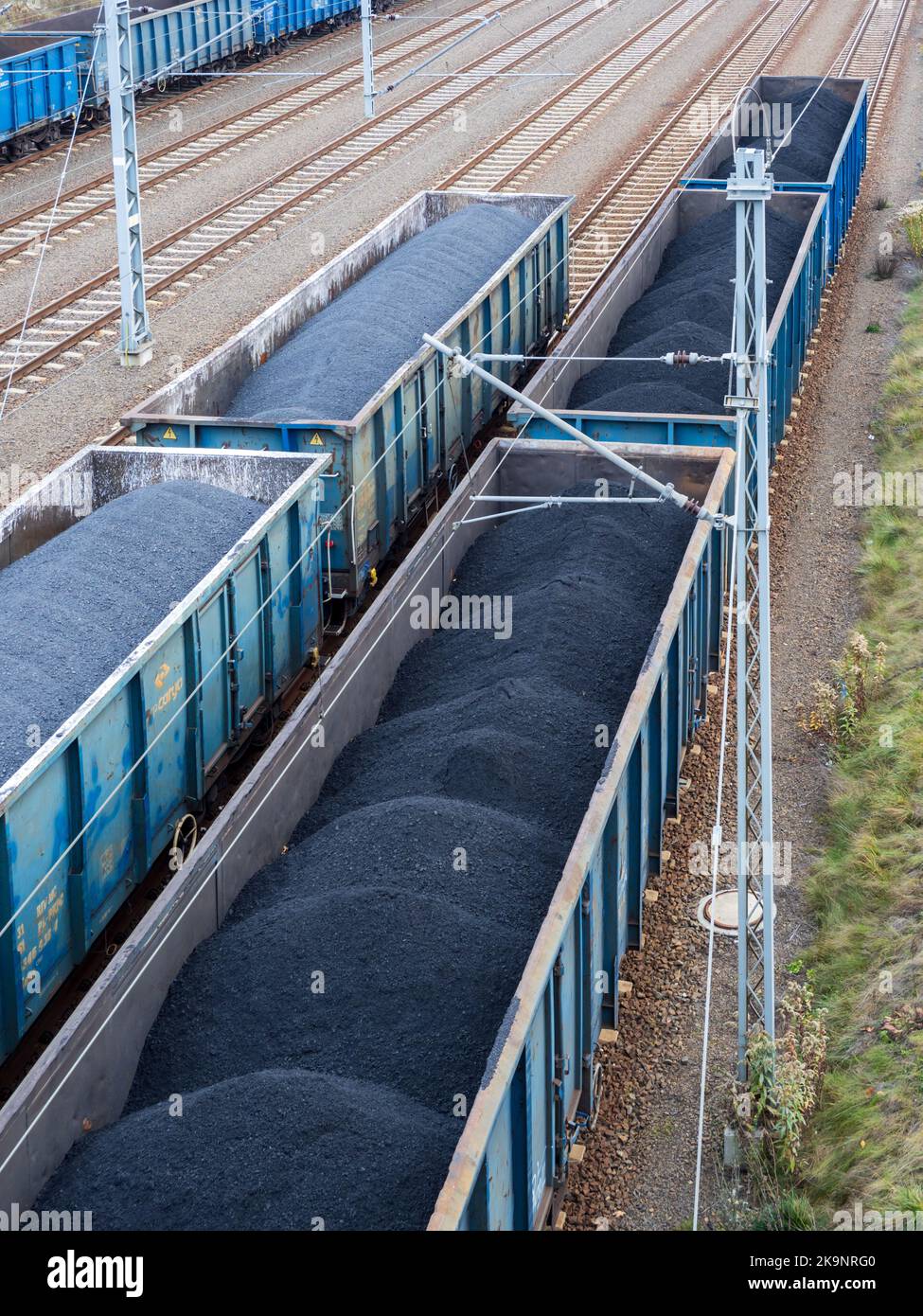 Pologne, Varsovie - wagons de chemin de fer remplis de charbon. Transport de charbon par chemin de fer. Banque D'Images