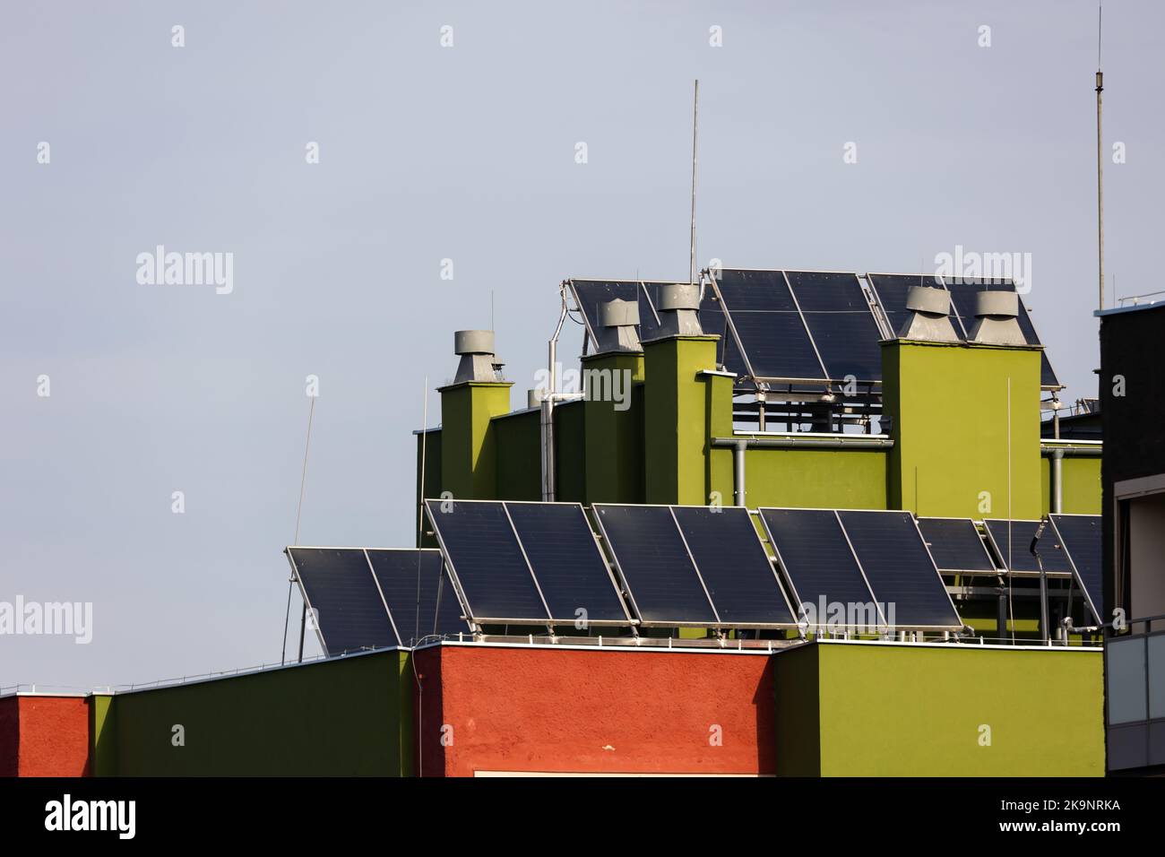 Panneaux solaires sur le toit d'un immeuble. Économies d'électricité pour les résidents. Photo prise par temps ensoleillé. Banque D'Images