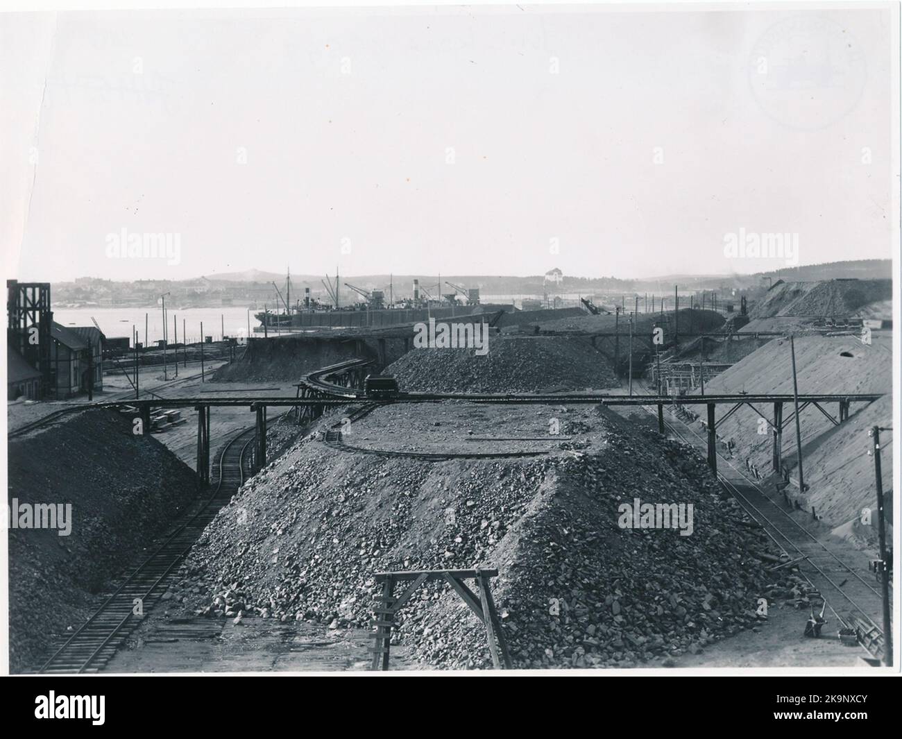 Stockage de minerai à la gare de Luleå. 1888-03-12 le premier train de minerai est descendu à Luleå. La maison de la gare a été achevée en 1887. L'exploitation dans les mines de minerai a commencé à augmenter. La capacité s'est également progressivement accrue en renforçant les voies, les ponts, les stations de réunion et le fonctionnement électrique. Le Malmbanan a été construit par le chemin de fer suédois et norvégien. Banque D'Images