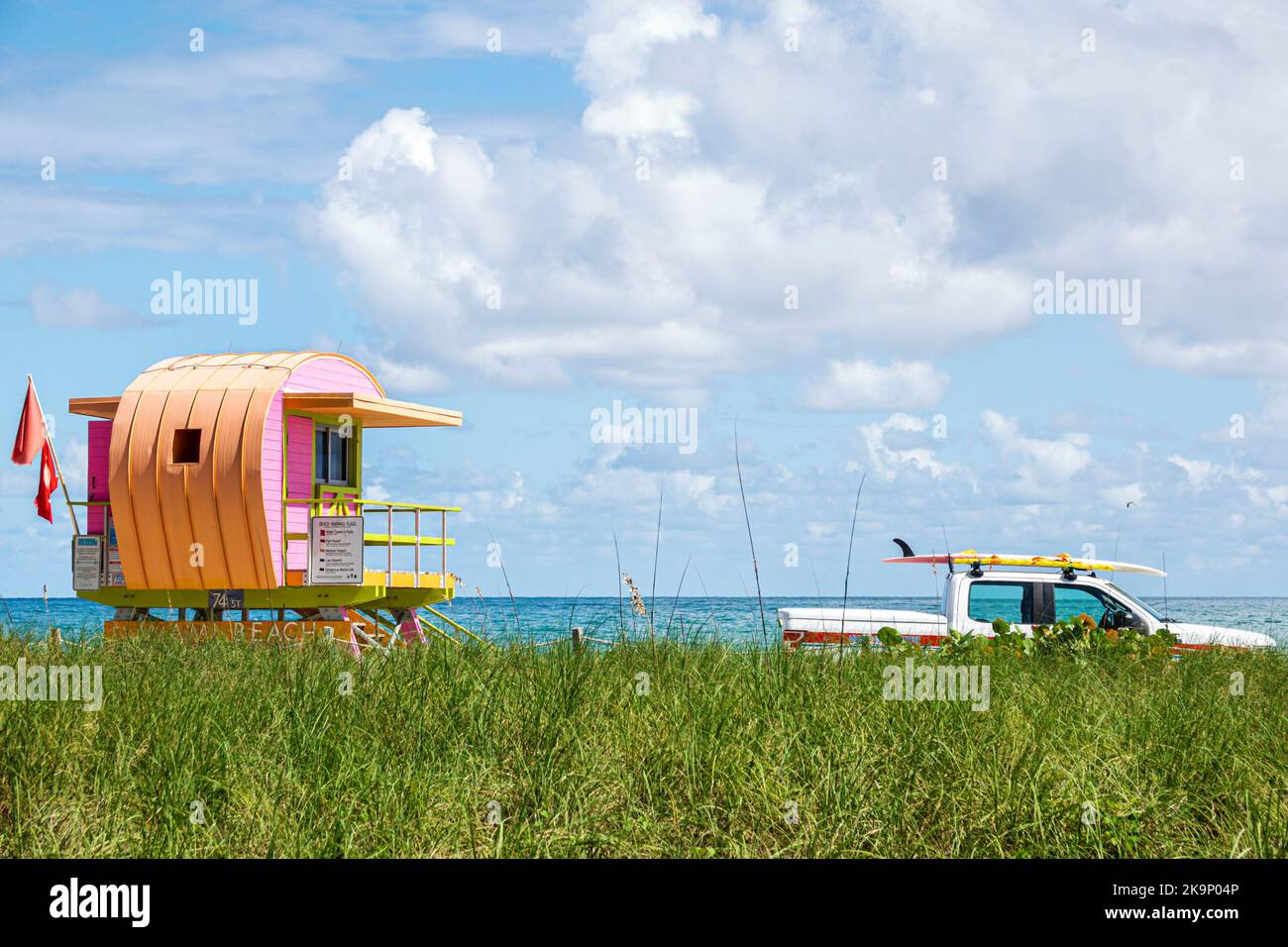 Miami Beach Florida,North Beach Ocean Terrace station de sauveteurs tour plage patrouille camion de ramassage garé surf,océan Atlantique dune herbe bleu ciel cl Banque D'Images