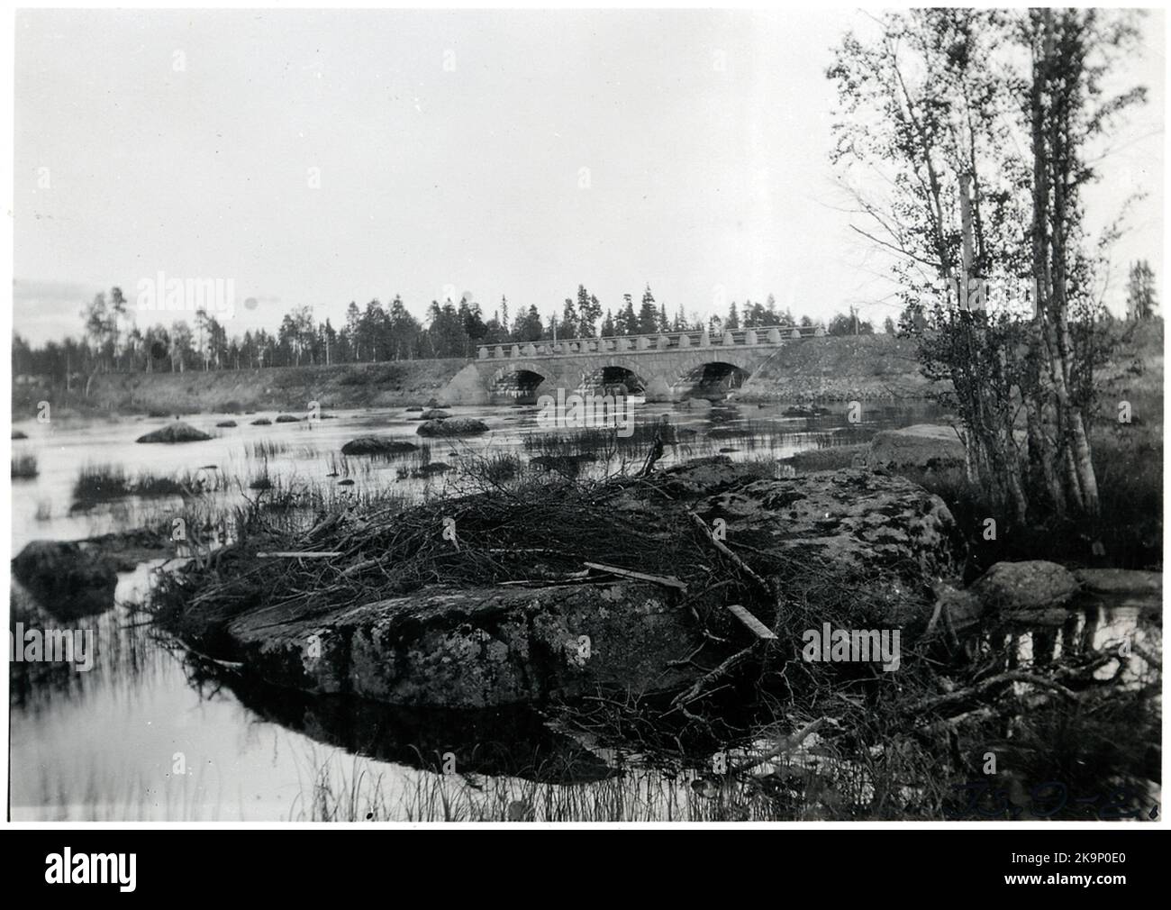 Pont en pierre sous le bâtiment au-dessus de Lillån, juste à côté de la gare de Lövlidens. Banque D'Images