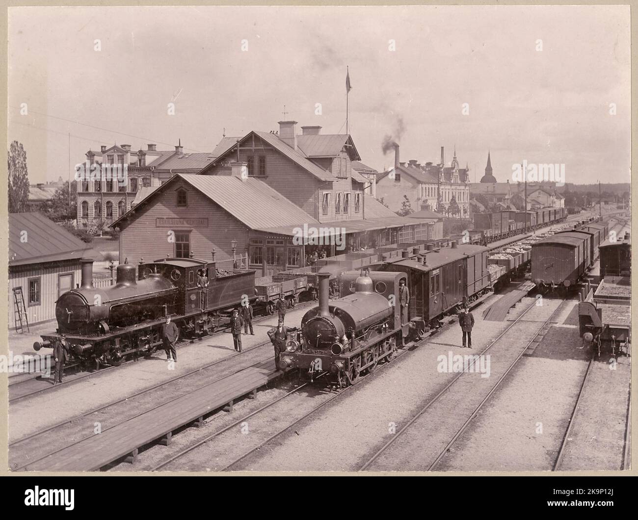 Gare centrale d'Eskilstuna. En Angleterre, ces deux locomotives ont été construites, la montre à selle la plus proche est venue de la même série en 1870s que la locomotive qui est au Musée de la ville. La locomotive éloignée est probablement ofwj K 18 Banque D'Images