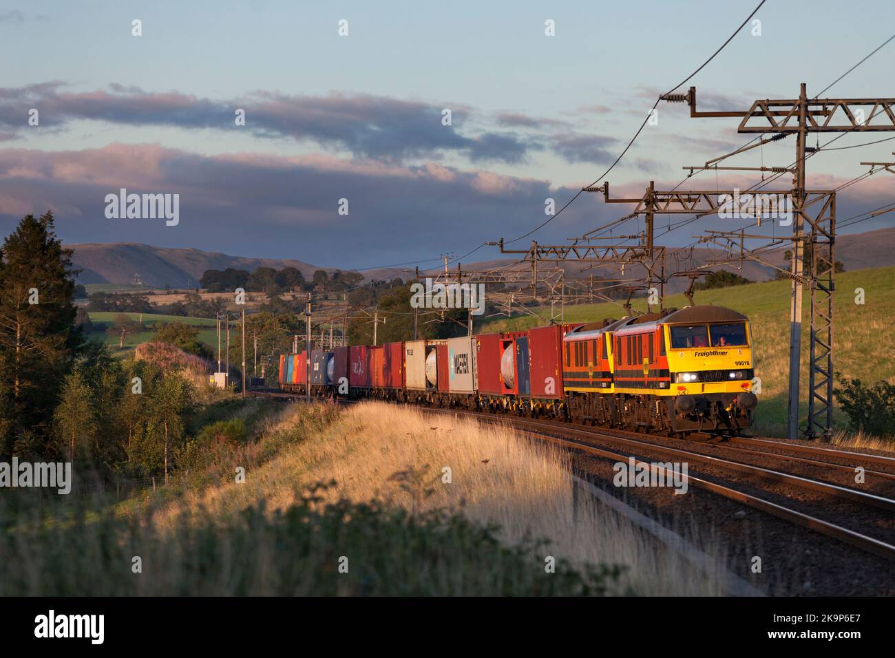 2 classe 90 locomotives électriques Freightliner à Lambrigg (au nord de Oxenholme) sur la ligne principale de la côte ouest avec un conteneur intermodal freight train Banque D'Images