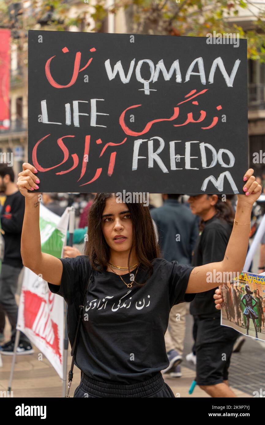 Barcelone, Catalogne, Espagne. 29th octobre 2022. Les citoyens iraniens forment une chaîne humaine pour soutenir les manifestations en cours en Iran. Cette manifestation a lieu partout dans le monde et est organisée par les parents du vol PS752 d'Ukrainian Airlines, Qui a été abattu par un missile en 2020 lorsqu'il quittait Téhéran.il coïncide avec les récentes protestations ukrainiennes sur les attaques de drone kamikaze iranien en Ukraine (Credit image: © Eric Renom/ZUMA Press Wire) Credit: ZUMA Press, Inc./Alay Live News Banque D'Images