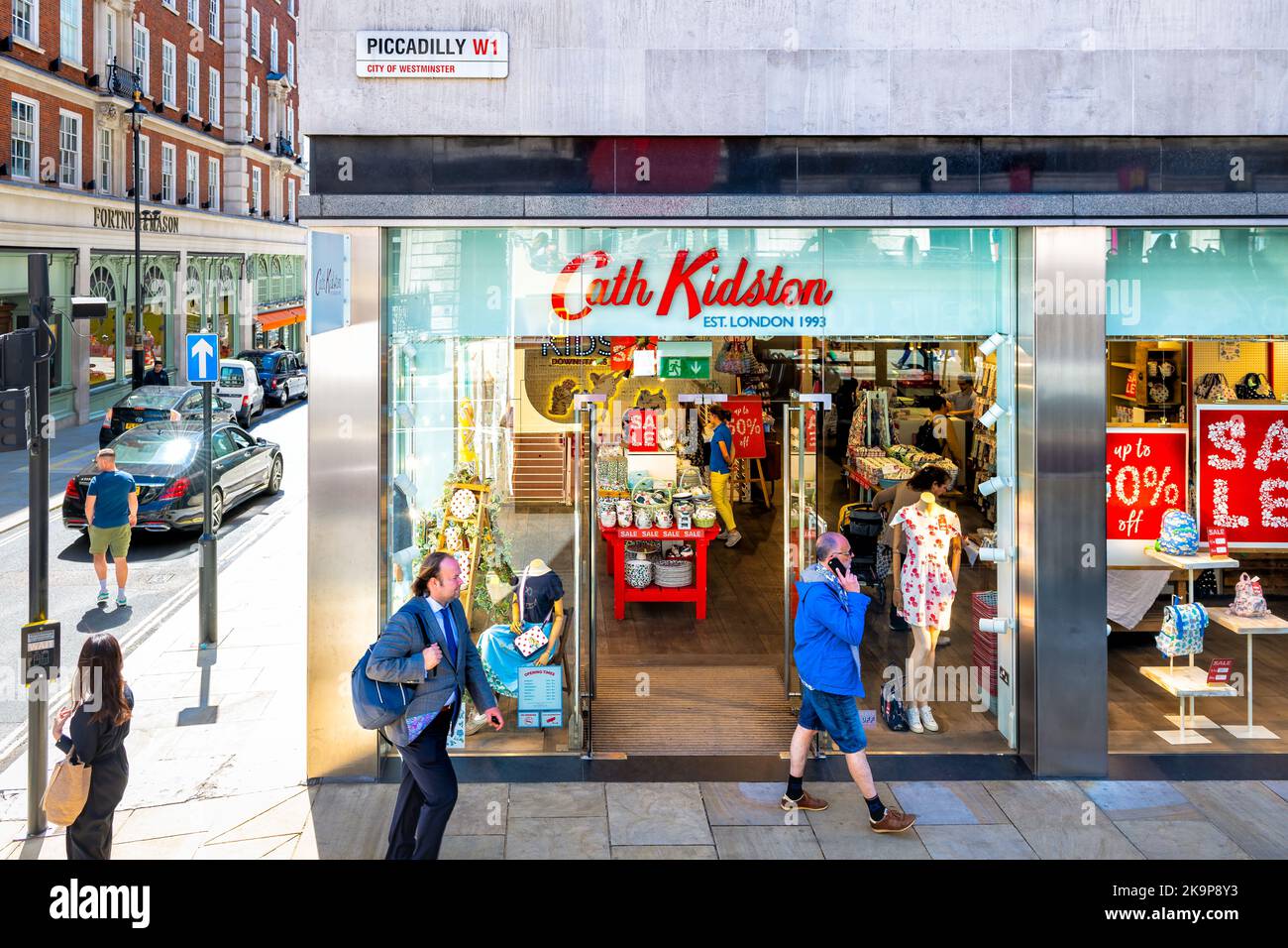 Londres, Royaume-Uni - 22 juin 2018: Royaume-Uni Piccadilly Circus Street Road avec architecture moderne au-dessus de la rue, Cath Kidston magasin boutique boutique Banque D'Images