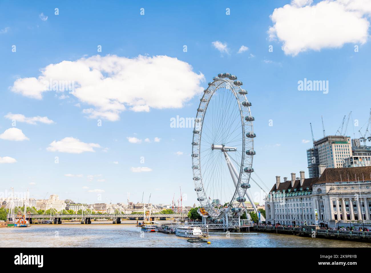 Londres, Royaume-Uni - 22 juin 2018 : vue depuis le pont de Westminster sur les ponts du Jubilé d'or de Hungerford, roue du Millenium sur la Tamise Banque D'Images