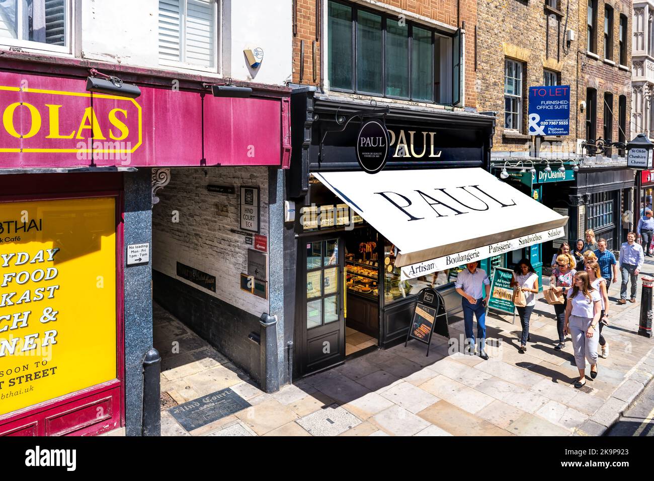 Londres, Royaume-Uni - 22 juin 2018: Vue de haut angle sur Paul boulangerie française, sandwich shop café signe avec les gens sur la ville de Londres Fleet Street Banque D'Images