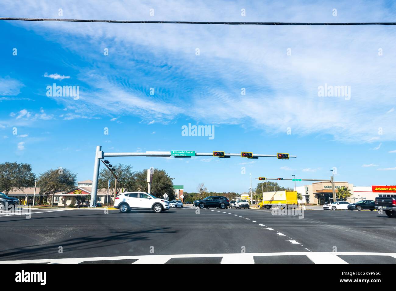 Destin, États-Unis - 13 janvier 2021: Ville plage du comté d'Okaloosa, la Floride panhandle avec la côte d'émeraude US route 98 avec les feux de circulation de voitures Banque D'Images