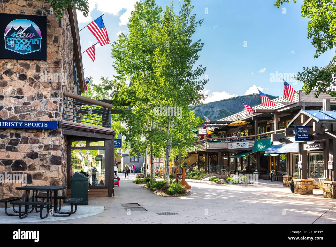 Aspen, Etats-Unis - 24 juin 2019: Ville de village de Snowmass avec centre commercial strip dans le centre-ville du Colorado avec magasin de sport et l'immobilier de Sotheby Banque D'Images