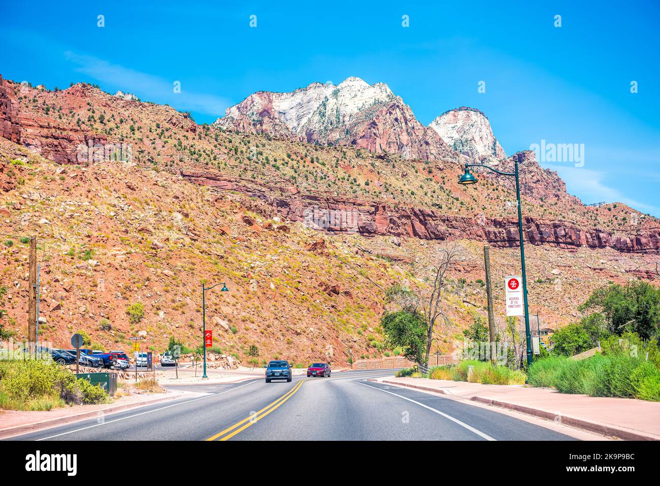 Springdale, Etats-Unis - 5 août 2019: Ville de canyon de montagne par le parc national de Zion avec des voitures sur la rue principale parc boulevard route avec canyons en été Banque D'Images