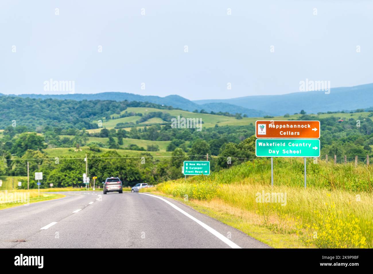 Huntly, Etats-Unis - 1 juin 2019: Rappahannock route du comté 522 sigs de route pour le domaine, Wakefield pays garderie par collines vallonnées fond rural Banque D'Images