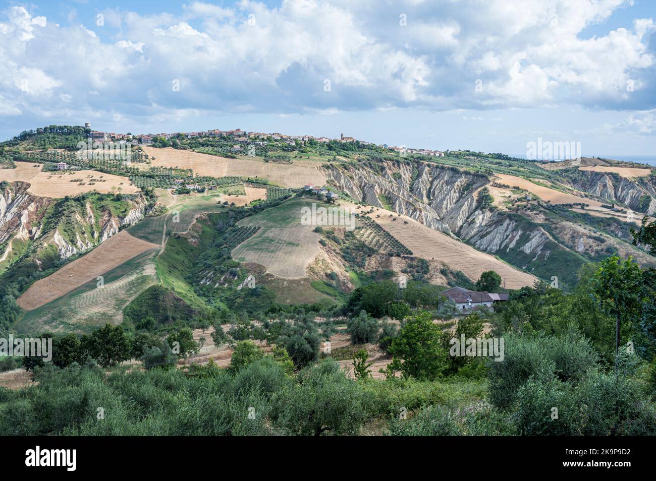 Panorama d'Atri avec ses beaux badlands Banque D'Images