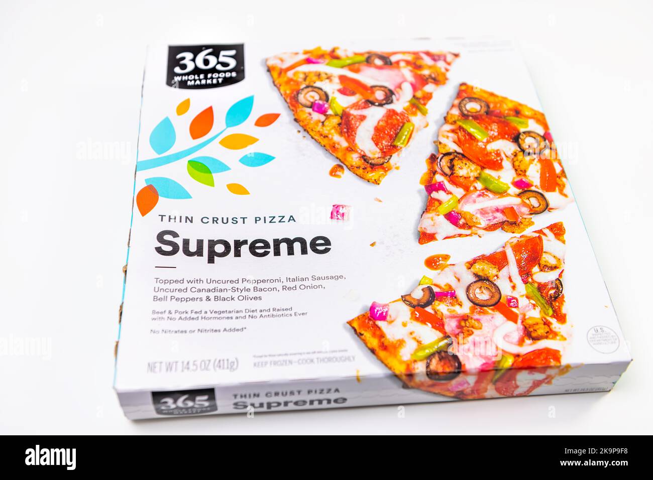 Naples, Etats-Unis - 21 octobre 2021: Marché de produits alimentaires entiers marque privée pizza suprêmes à croûte fine surgelée de saucisses de pepperoni, légumes Banque D'Images