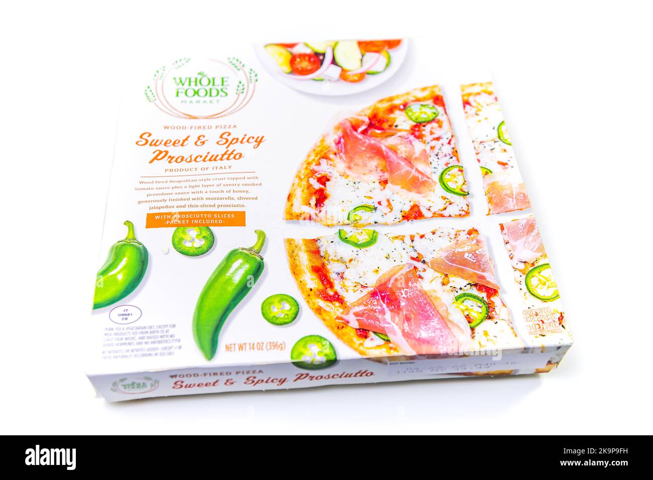 Naples, Etats-Unis - 21 octobre 2021: Marque de marché des aliments entiers marque privée fabriqué en Italie boîte de pizza sucrée épicée gourmet prosciutto jalapeno surgelée Banque D'Images