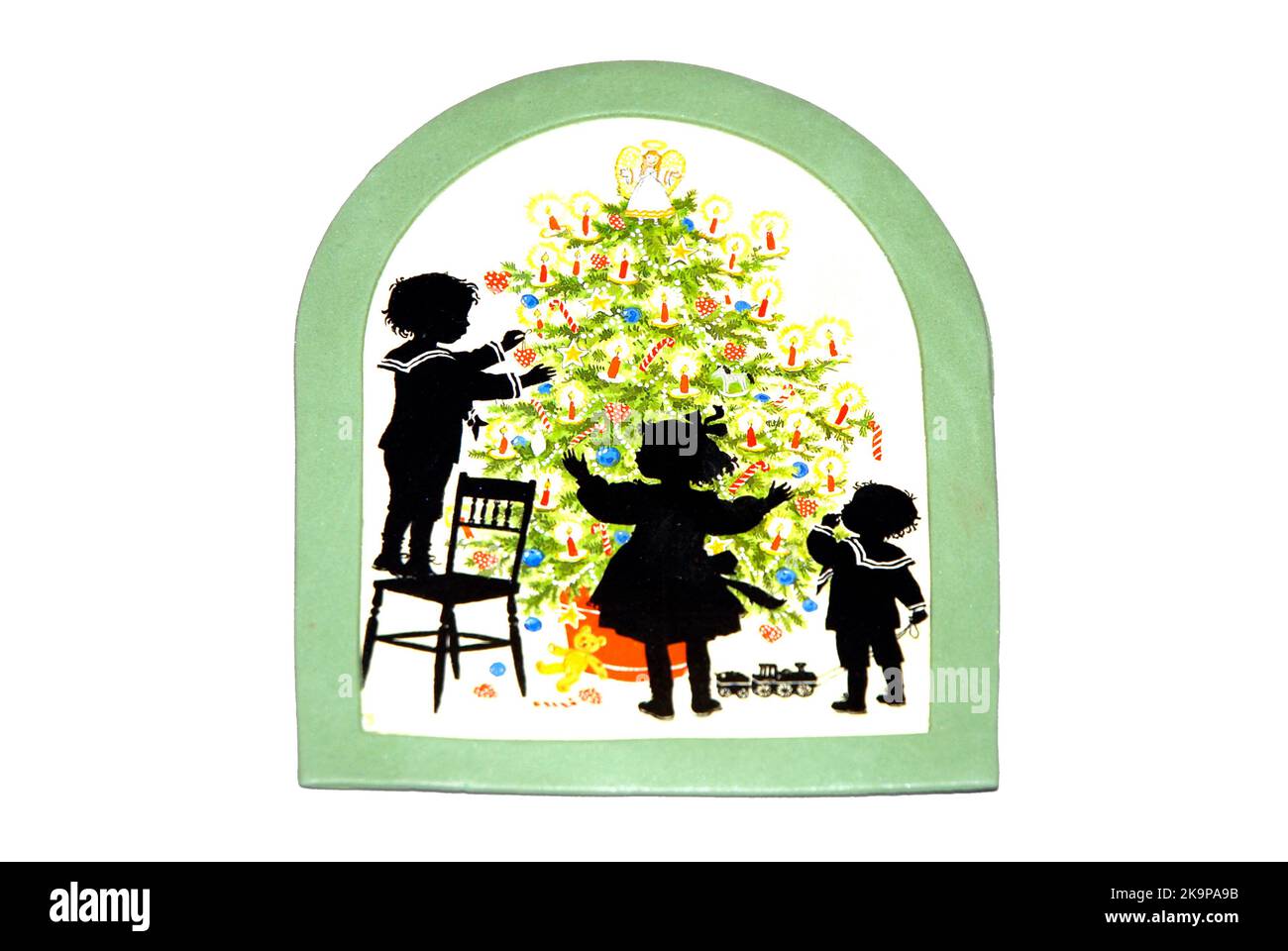 Plaque décorative pour sugarcraft de fête pour gâteau montrant les enfants dans la silhouette décorant l'arbre de Noël (fond blanc) Banque D'Images