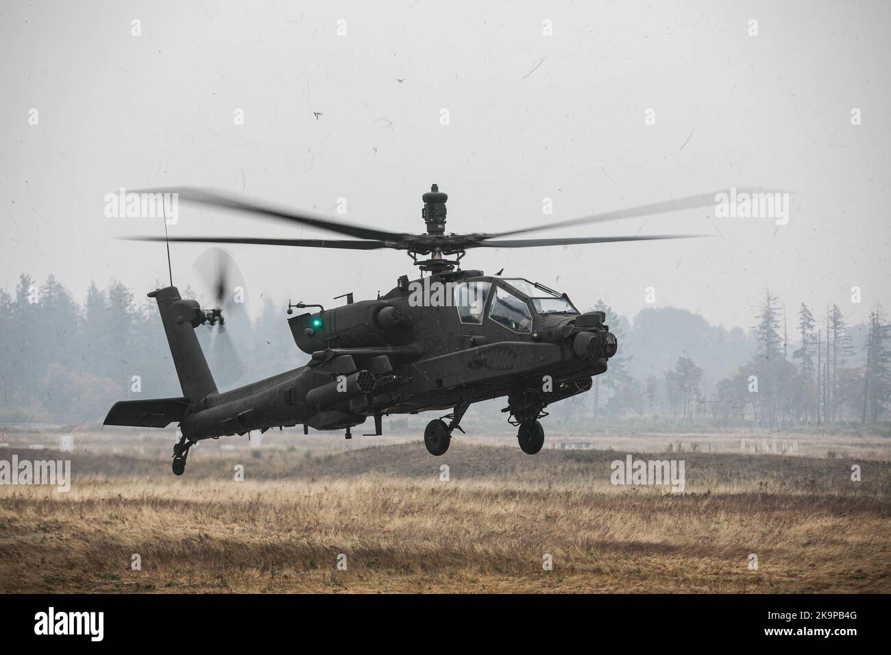 Des soldats affectés au 1-229 Bataillon d'attaque, 16th Brigade de l'aviation de combat ravitailler, réarmer et réparer des hélicoptères d'attaque Apache AH-64E et d'autres véhicules au point d'armement et de ravitaillement Forward sur la base interarmées Lewis-McChord, Washington, 20 octobre 2022. (É.-U. Photo de l'armée par le Sgt. Smith d'Ashunteia) Banque D'Images