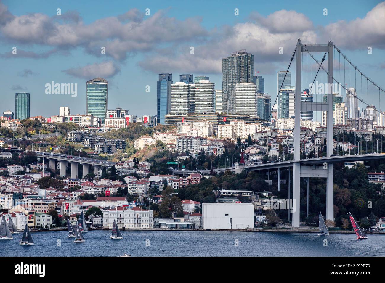 Istanbul, Turquie. 29th octobre 2022. Les courses de yacht internationales présidentielles de Turquie 3rd se sont tenues au Bosphore à Istanbul pendant le 99th anniversaire du 29th octobre jour de la République. (Photo par Onur Dogman/SOPA Images/Sipa USA) crédit: SIPA USA/Alay Live News Banque D'Images