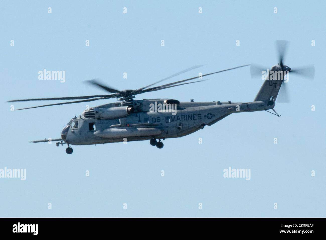 Un Super Stallion CH-53E affecté à l'Escadron d'entraînement des hélicoptères lourds marins 302 Marine corps Station New River, Caroline du Nord, arrive à la base aérienne de MacDill, Floride, le 25 octobre 2022. L'unité maritime a été chargée d'un exercice d'opération conjoint avec la Garde côtière des États-Unis. L'exercice comprenait un effort conjoint de recherche et de sauvetage près de la côte de l'AFB de MacDill. (É.-U. Air Force Airman 1st classe Zachary Foster) Banque D'Images