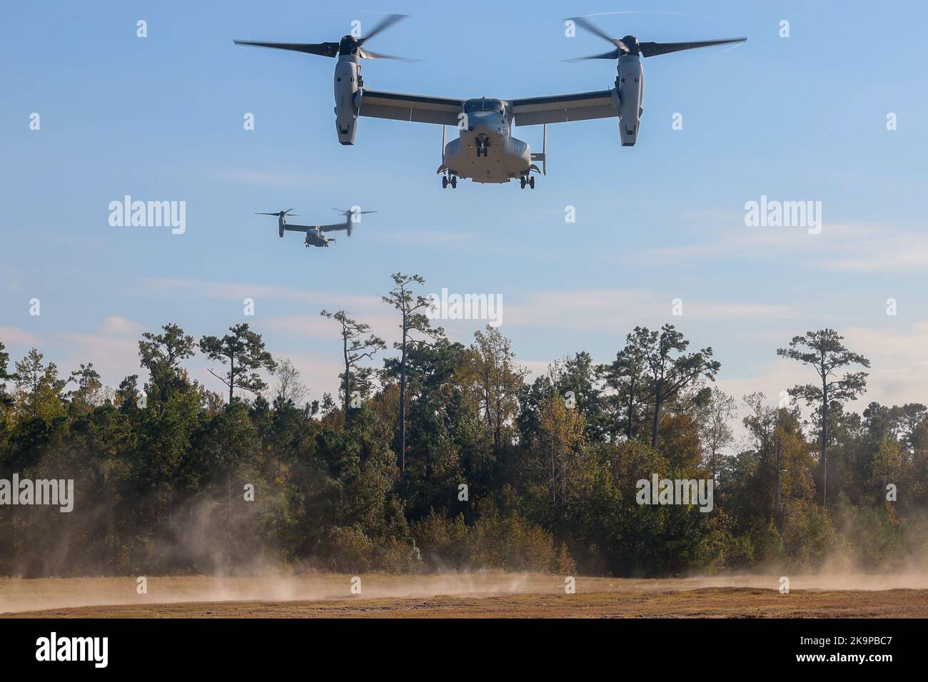 US Marine corps MV-22B Osprey AirCrafts atterrit lors d'un exercice d'intervention de masse sur le camp de base du corps des Marines Lejeune, Caroline du Nord, le 27 octobre 2022. Le cours sur les victimes de masse du Groupe d’instruction des opérations expéditionnaires (GTEO) a formé le personnel médical du Bataillon de l’équipe d’atterrissage du MEU 26th, 1st Bataillon, 6th Marines et 22 Bataillon de logistique de combat, aux procédures d’intervention en cas de victimes. 26th le corpsman de MEU a travaillé à perfectionner leur exécution de ce processus complexe avec une série de scénarios de plus en plus difficiles au cours de ce cours d'une semaine. (Photo du corps des Marines des États-Unis par le Cpl. Nayelly Nieves-Nieves) Banque D'Images