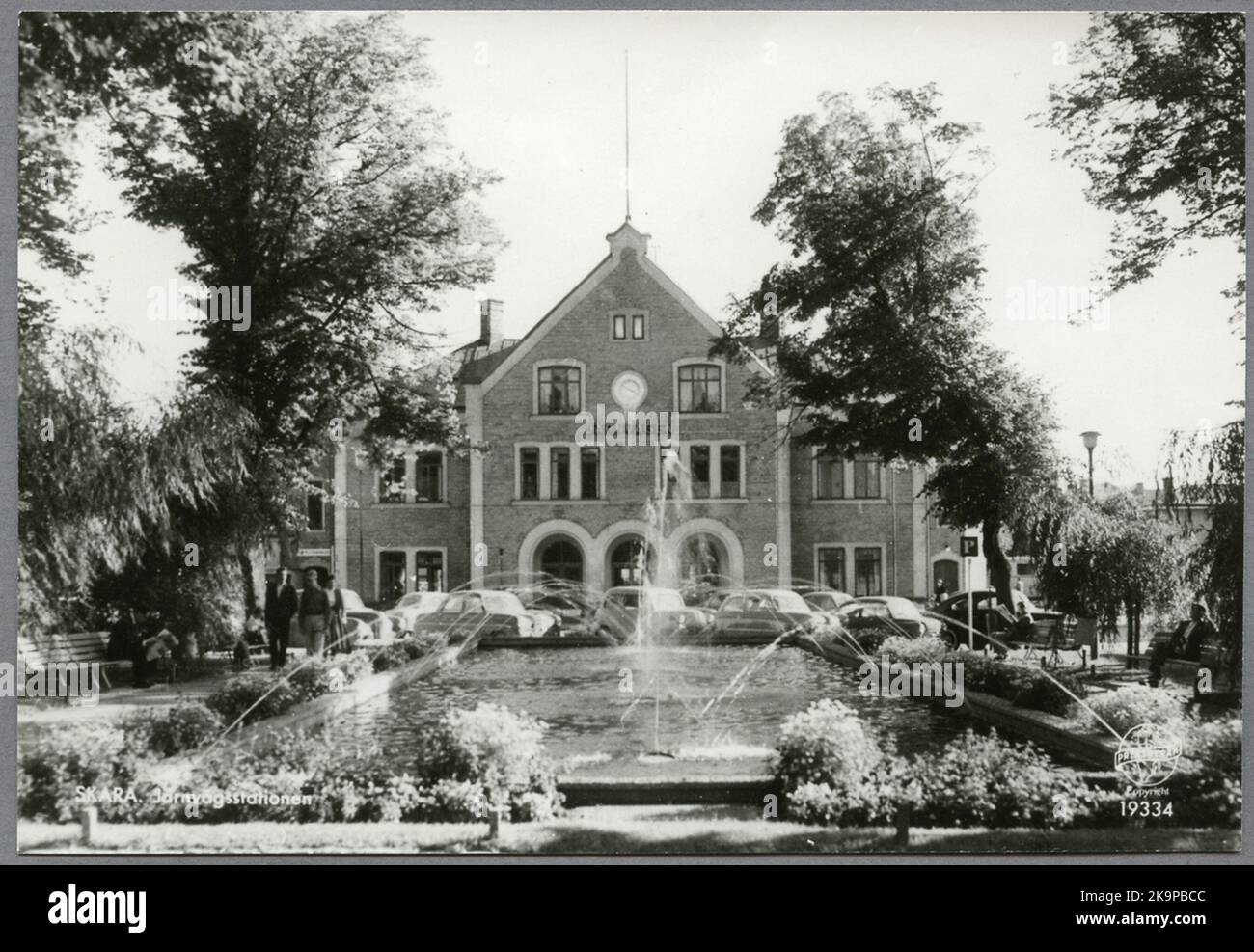 La station de Skara avec 1950s voitures en premier plan. Banque D'Images