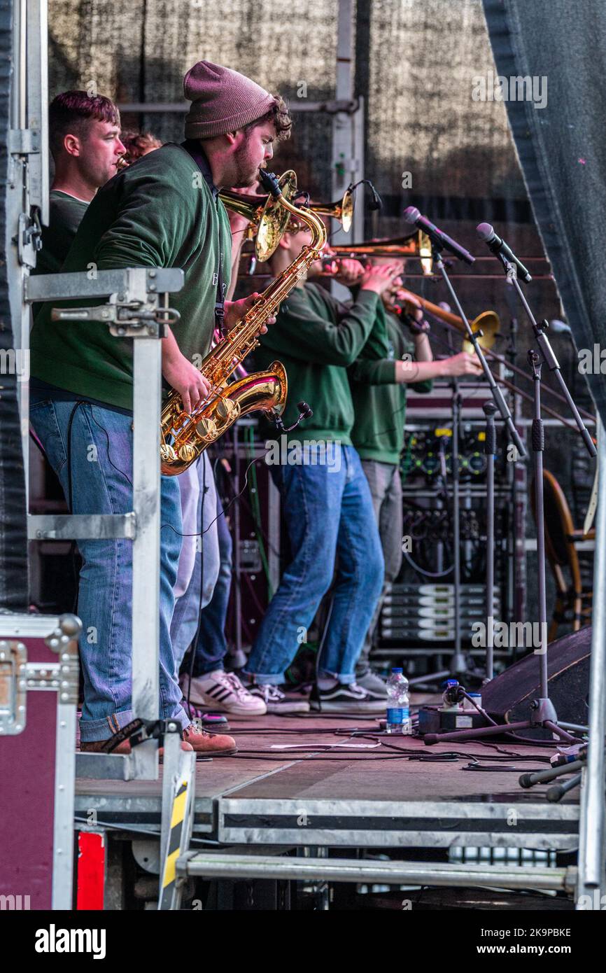 Cork, Irlande. 29th octobre 2022. Dans le cadre du festival de jazz Guinness Cork en 44th, le groupe de jazz de Cork, « Code of Behavior », a joué la scène devant l'Opéra de Cork ce soir, attirant des centaines de fans de jazz. Le festival se poursuit jusqu'à lundi. Crédit : AG News/Alay Live News Banque D'Images