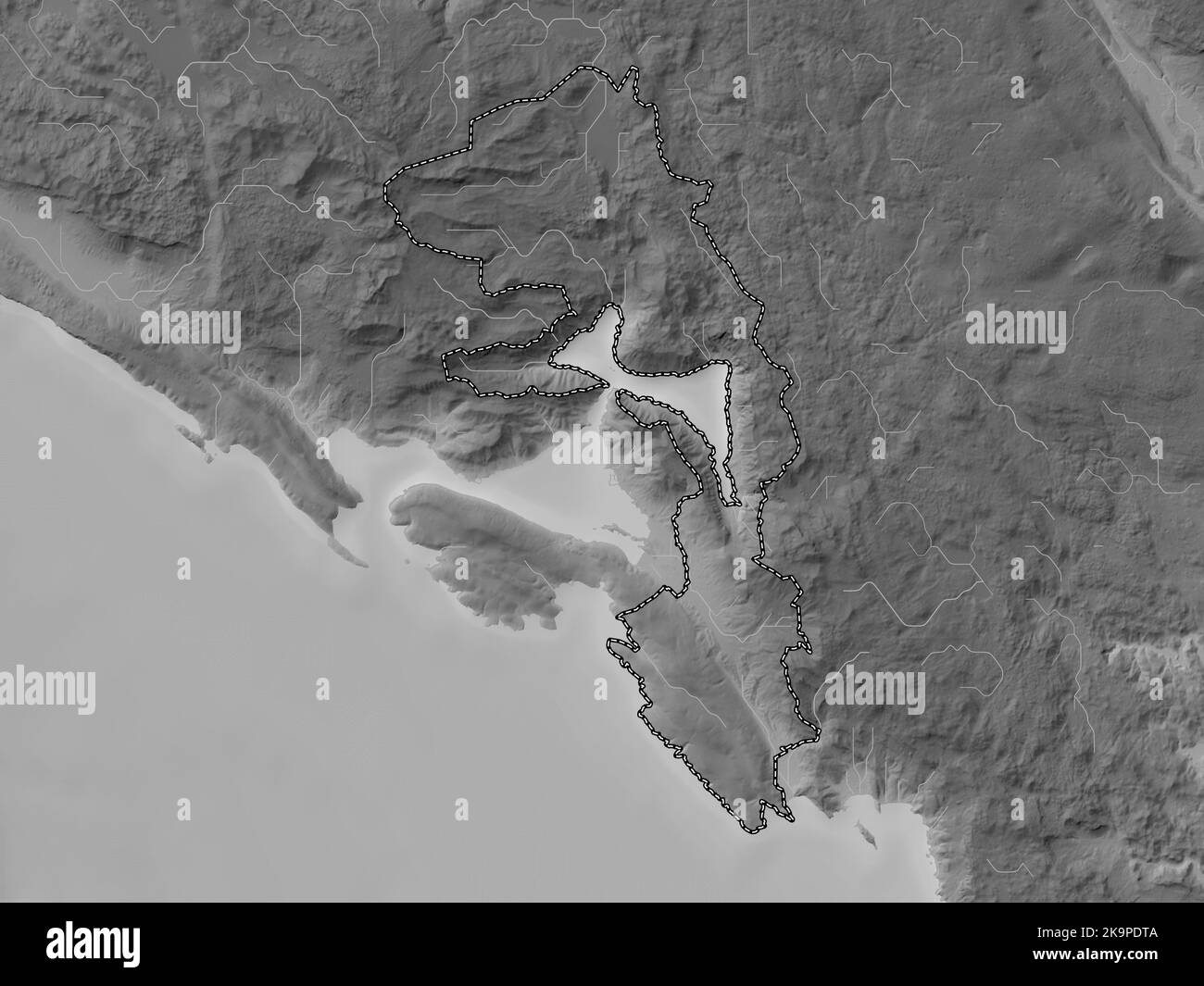 Kotor, municipalité du Monténégro. Carte d'altitude en niveaux de gris avec lacs et rivières Banque D'Images