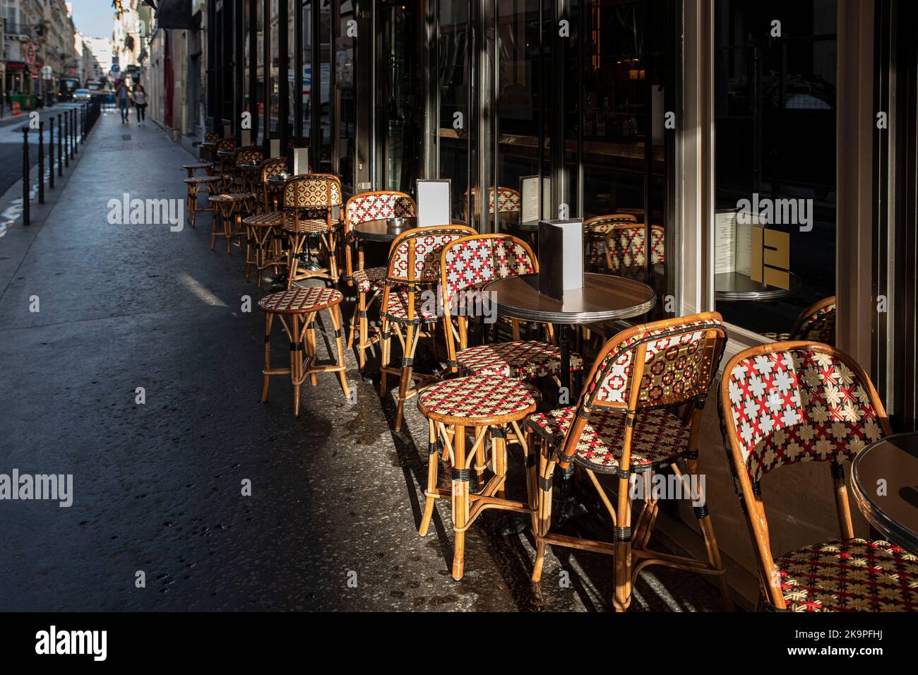 Terrasse café dans une rue à Paris, France Banque D'Images