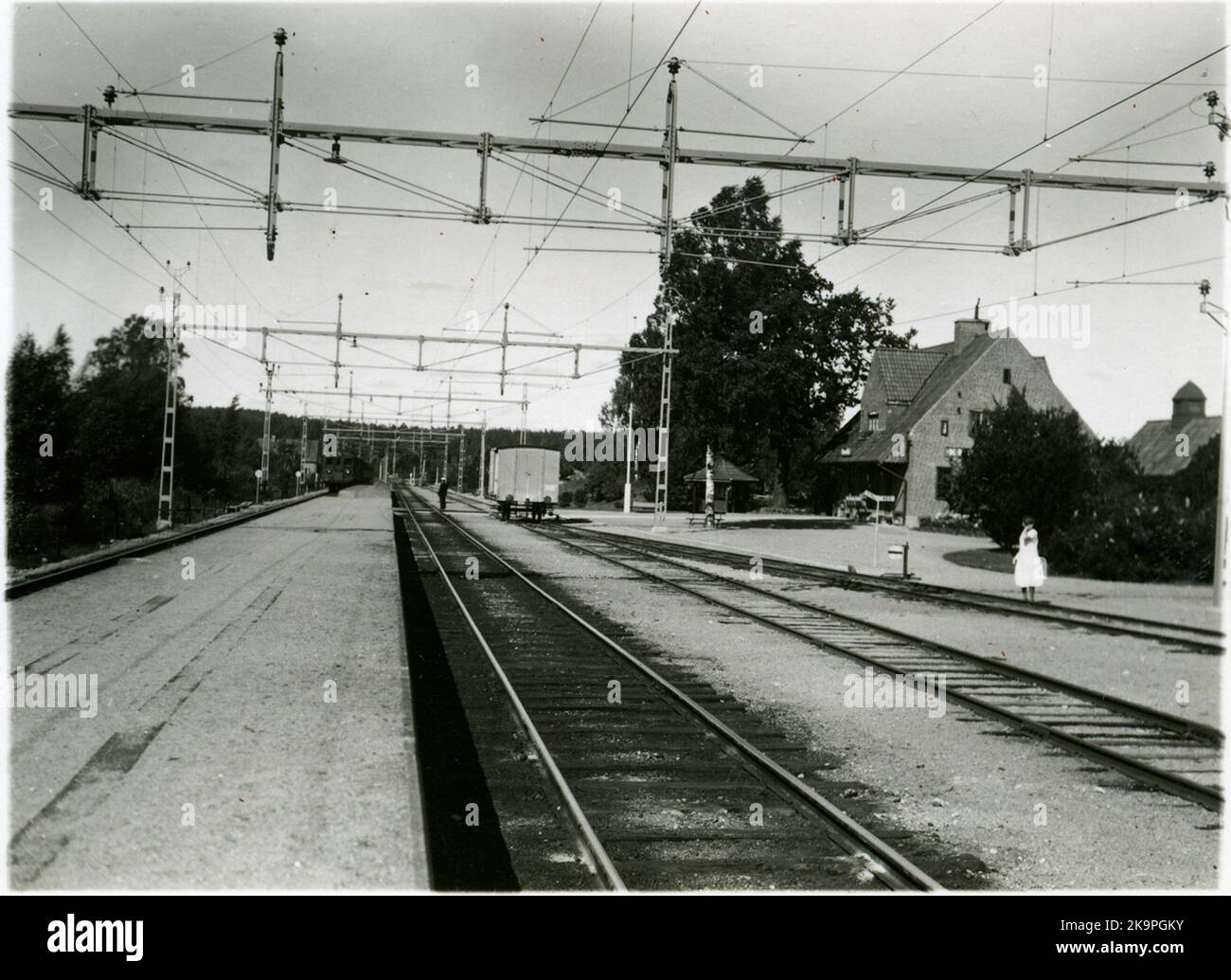 La gare a été construite en 1912. En 1939-40, les salles d'expédition et l'appartement ont été modernisés. Bâtiment en briques de deux étages Banque D'Images