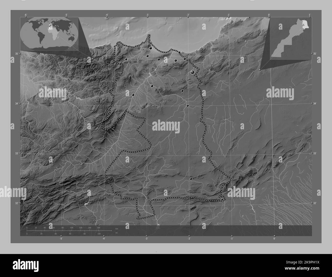 Orientale, région du Maroc. Carte d'altitude en niveaux de gris avec lacs et rivières. Lieux des principales villes de la région. Cartes d'emplacement auxiliaire d'angle Banque D'Images