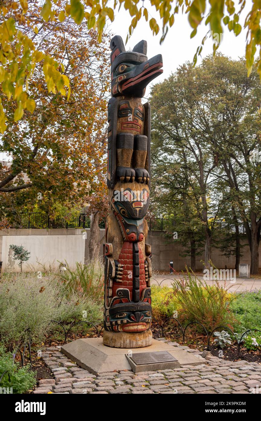 Ottawa (Ontario) - 19 octobre 2022 : Totem Kwakiutl dans le parc de la Confédération à l'automne. Banque D'Images