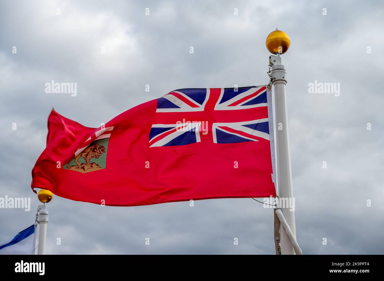 Drapeau du Manitoba renonçant à une journée canadienne nuageuse. Banque D'Images