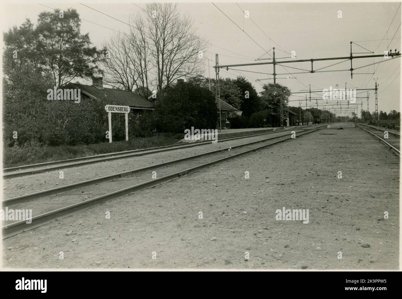 Odensberg a été créée en 1876 comme station de rencontre pour accroître la capacité de la ligne principale de l'Ouest. L'année suivante, le changement de lieu de réunion est discuté à la station, mais il faudra jusqu'en 1892 avant qu'il soit décidé que la station de réunion d'Odensberg devrait être élargie à la station complète. Dans le même temps, le chemin de roulement n° de chalet 504 est déplacé de Falköping à Odensberg. Au cours des années 1898-1903, le système de chenilles est élargi. Laskaj et l'entrepôt de fret sont en cours de construction. La maison de la gare est construite jusqu'en 1906. Banque D'Images