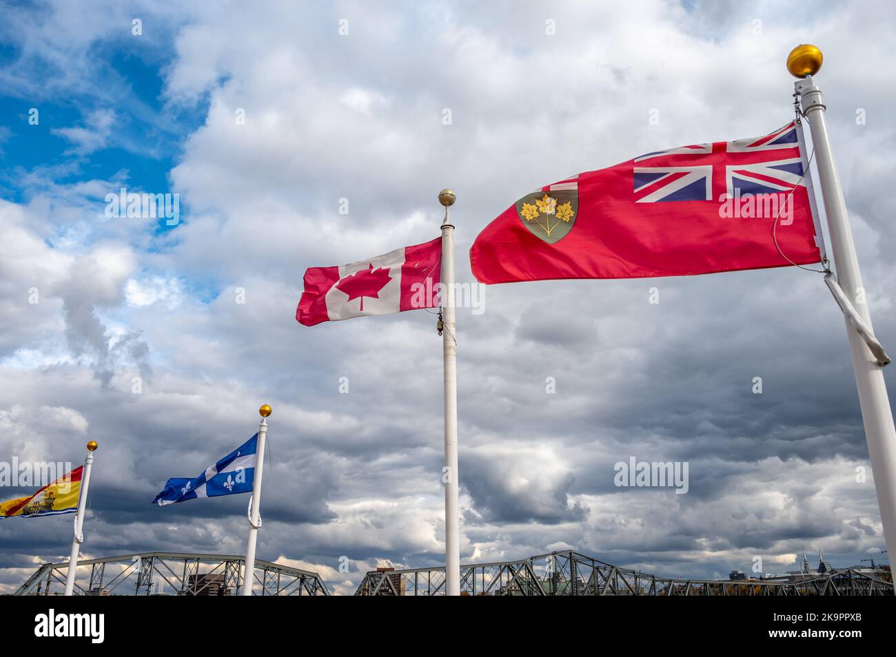 Drapeaux provinciaux canadiens au Musée canadien d'histoire. Banque D'Images