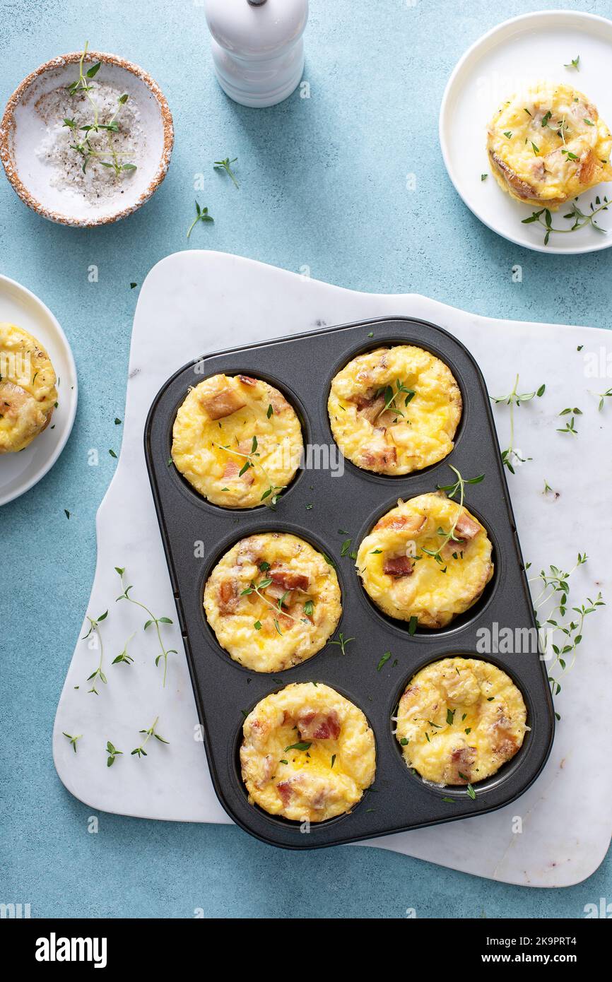 Muffins aux œufs au bacon et au cheddar pour le petit déjeuner Banque D'Images