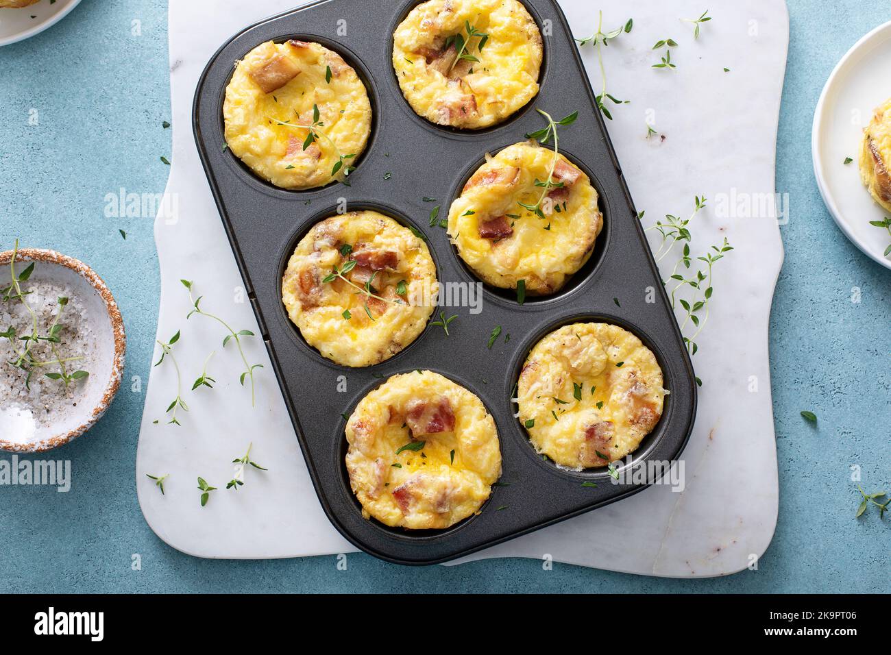 Muffins aux œufs au bacon et au cheddar pour le petit déjeuner Banque D'Images