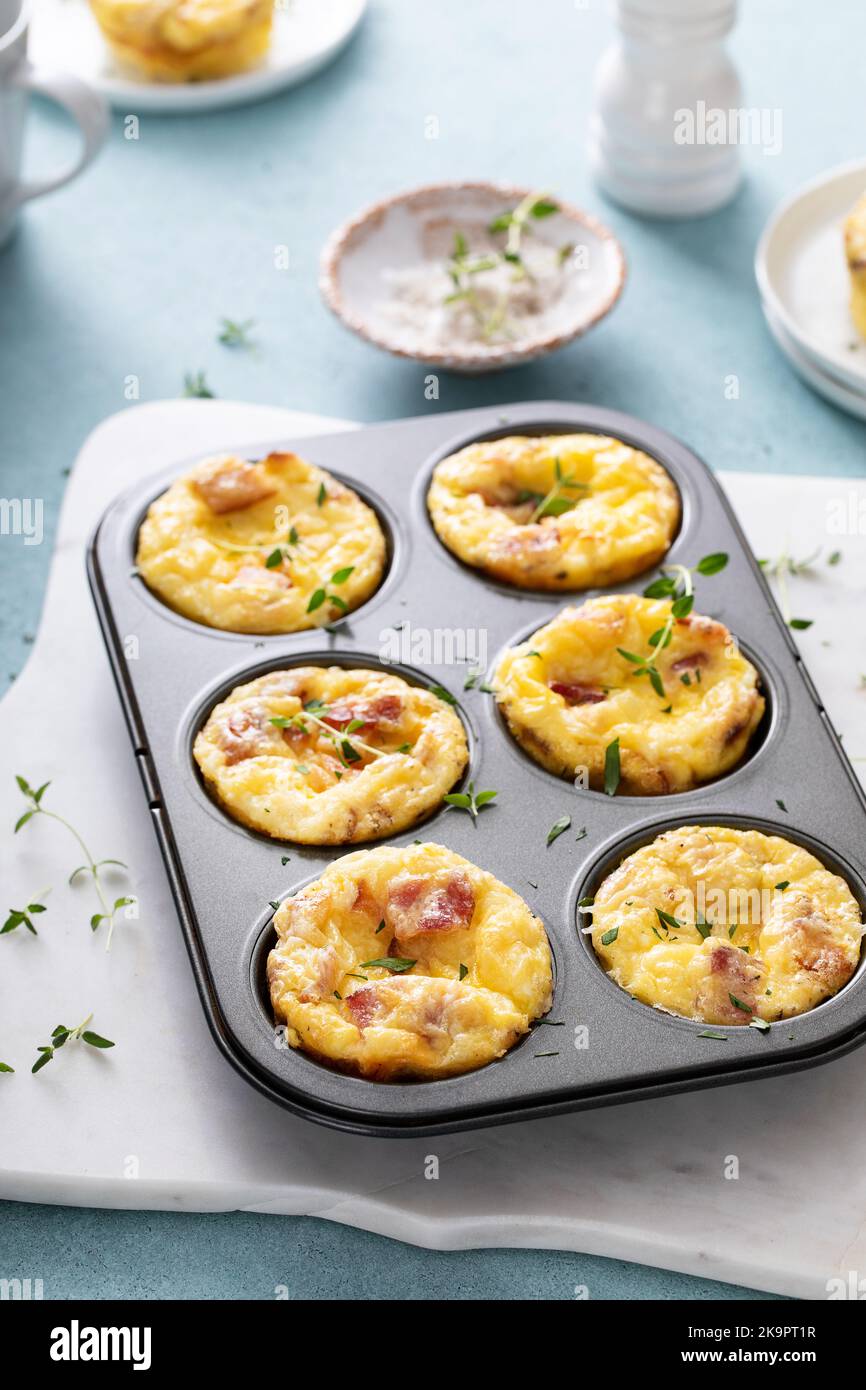 Muffins aux œufs au bacon et au cheddar pour le petit déjeuner Banque D'Images
