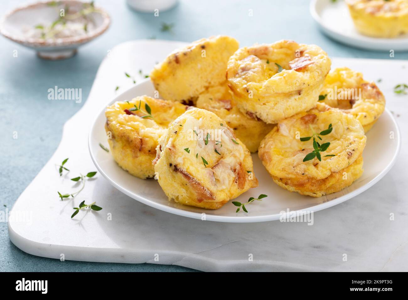 Muffins aux œufs au bacon et au cheddar pour le petit déjeuner Banque D'Images