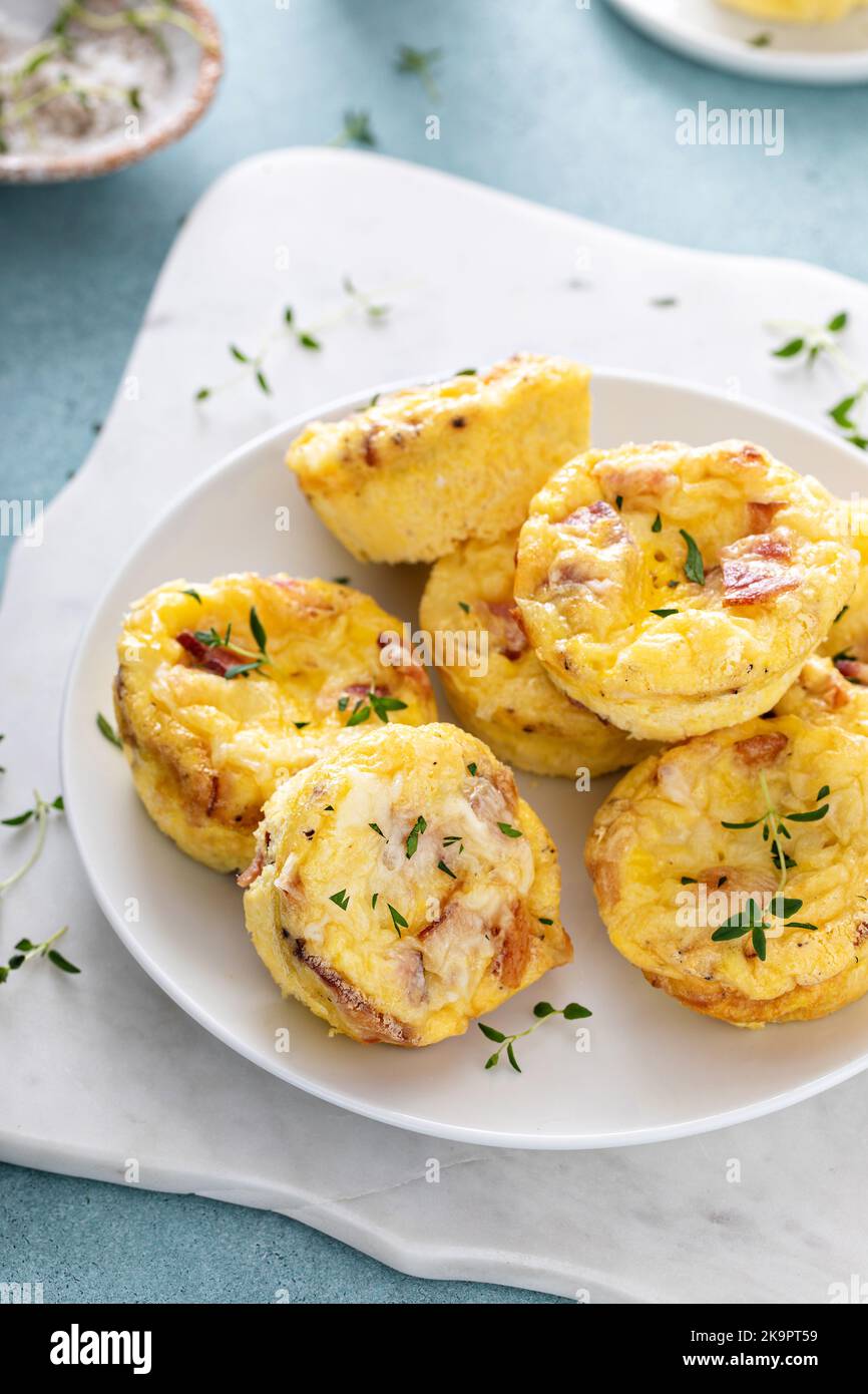 Muffins aux œufs au bacon et au cheddar pour le petit déjeuner Banque D'Images