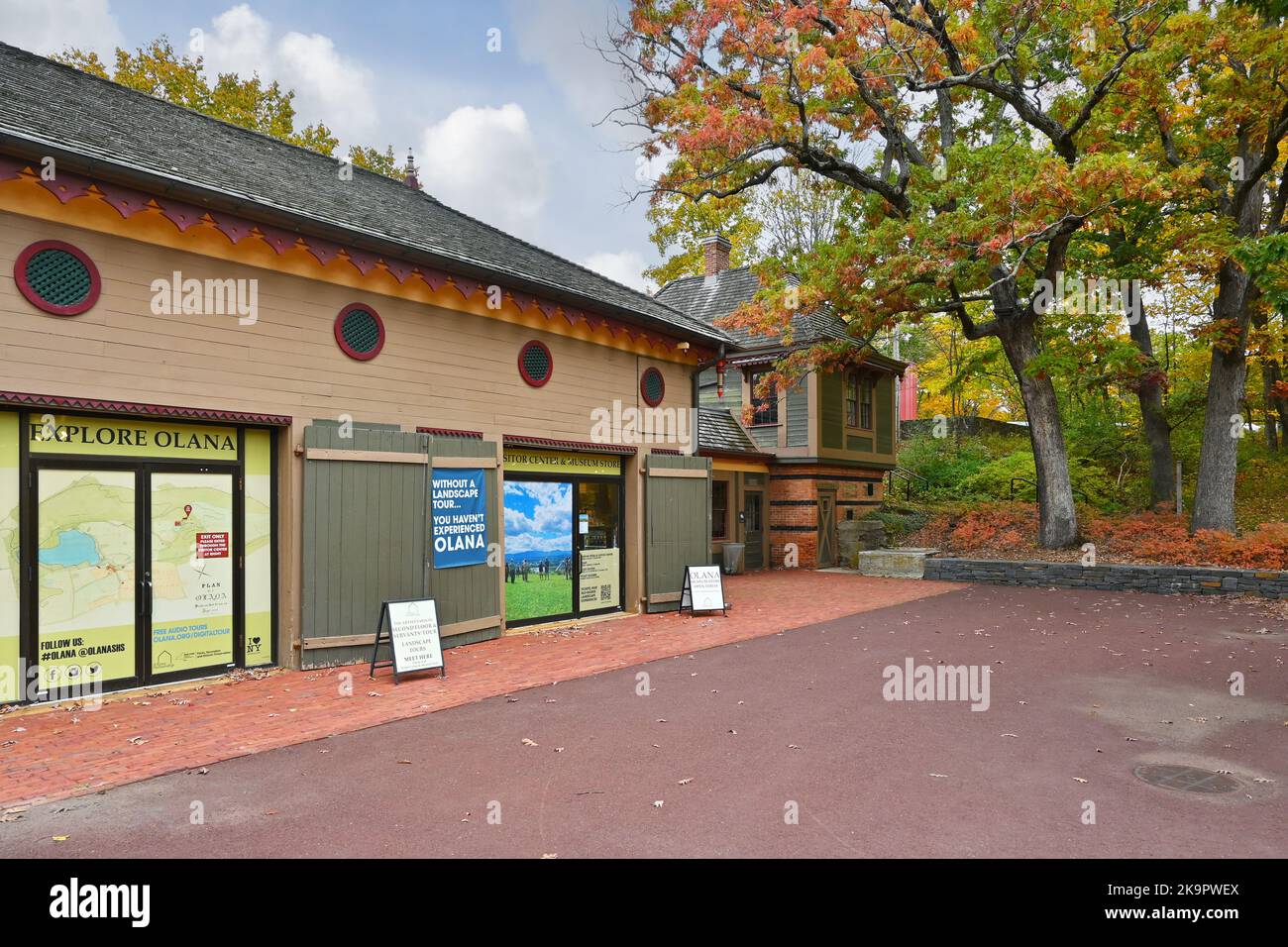 HUDSON, NEW YORK - 18 octobre 2022 : le centre d'accueil et la boutique de cadeaux du site historique de l'État d'Olana, le domaine abrite l'église Frédéric Edwin, l'une des villes suivantes Banque D'Images