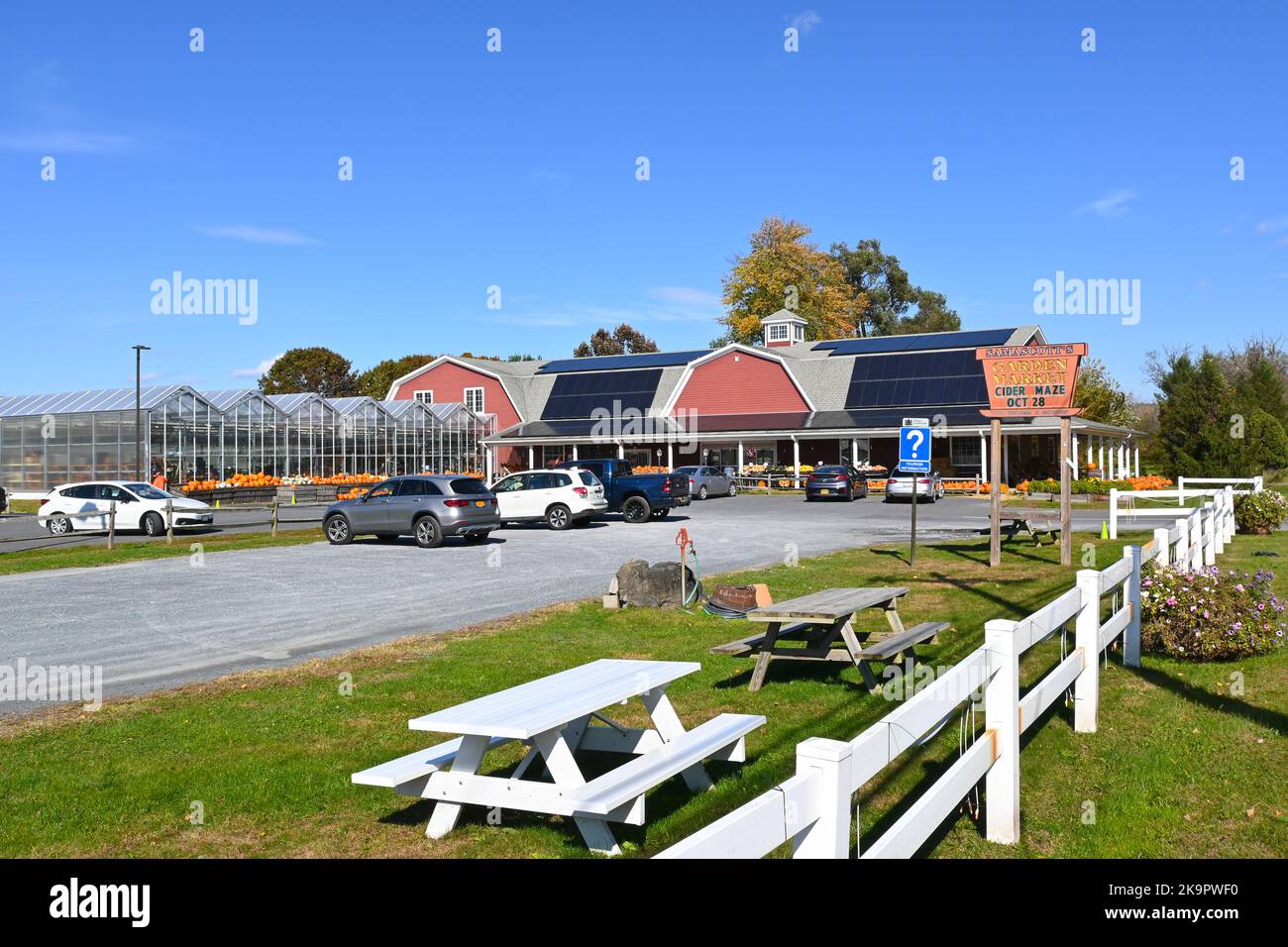 KINDERHOOK, NEW YORK - 19 OCT 2022: Samascott's Garden Market, dispose d'un centre de jardin, d'une boulangerie, d'un marché des aliments préparés et d'un labyrinthe de maïs saisonnier. Banque D'Images