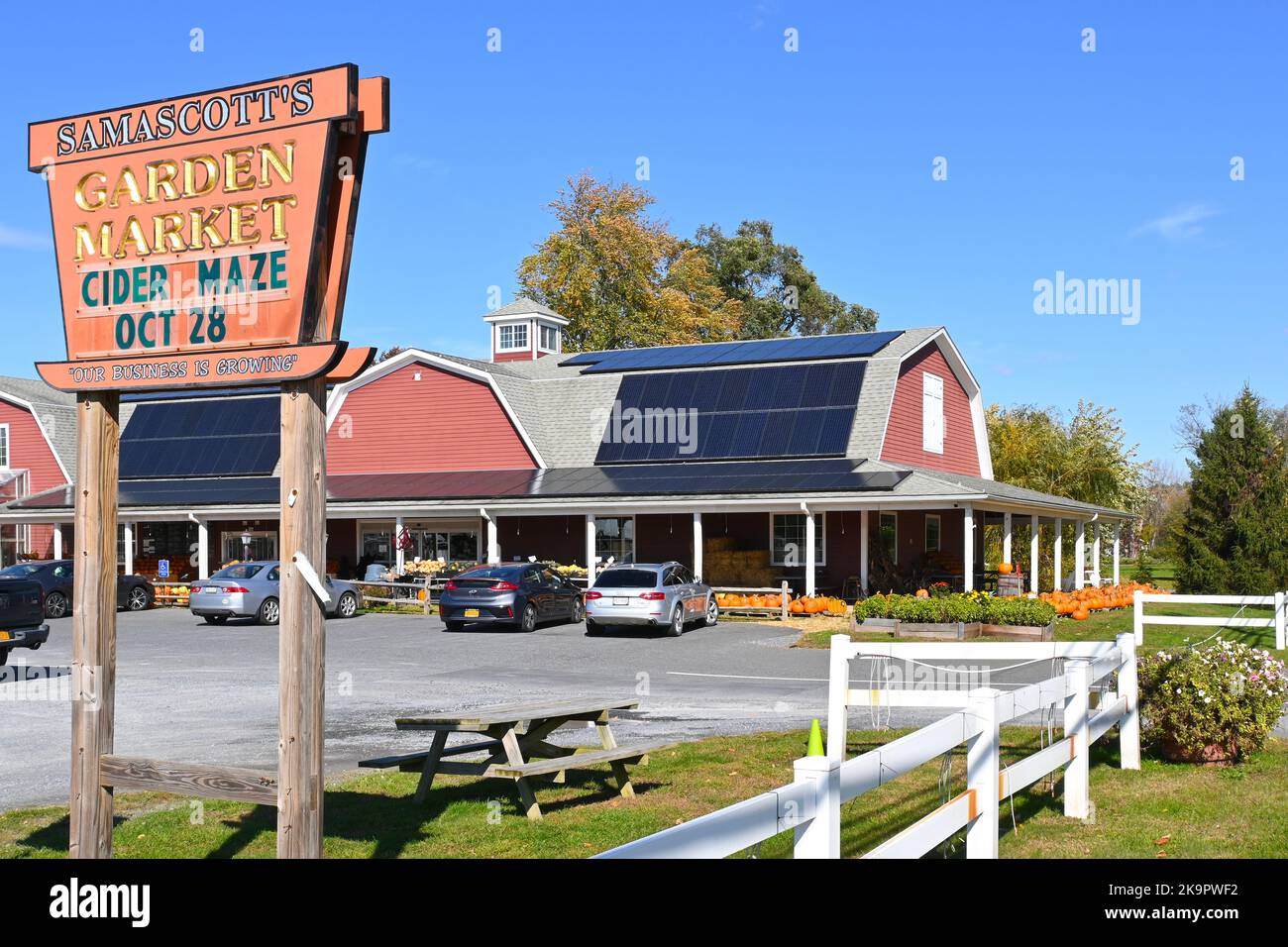 KINDERHOOK, NEW YORK - 19 OCT 2022: Samascott's Garden Market, dispose d'un centre de jardin, d'une boulangerie, d'un marché des aliments préparés et d'un labyrinthe de maïs saisonnier. Banque D'Images