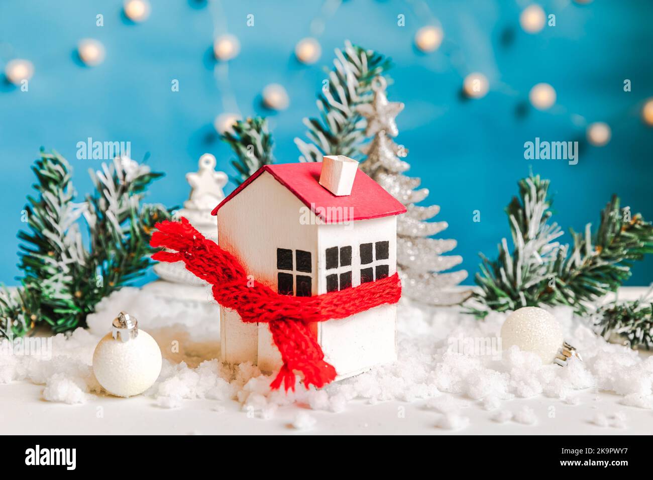 Résumé de Noël de l'Avent. Maison à jouets avec écharpe tricotée avec  décorations neige et hiver sur fond bleu. Noël avec la famille à la maison  concept Photo Stock - Alamy